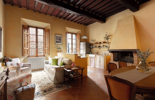 Castelmuzio House | Welcome to Casa Oliveto, a corner of history and comfort in the heart of Tuscany.