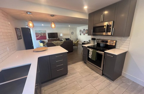 Central Okanagan House | Welcome to "Paws and Stay Retreat". 5 minutes from downtown. Walk to wineries!