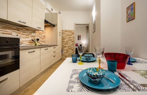 Borgo Milano Apartment | Welcome to Verona Pop, a comfortable duplex of approximately 90 m2, completely renovated in 2020, very bright and furnished with care and attention.The pop art style chosen for this house makes it lively and unique!The accommodation consists of two commu