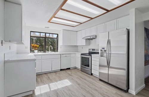 Hayward House | Welcome to your sanctuary in the serene Hayward Hills, with amazing bay views.