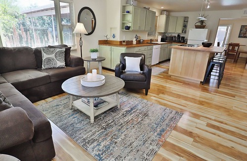 Keeling House | Welcoming 3-bedroom, 2-bathroom Retreat with Pool Nestled In the Heart of the City.