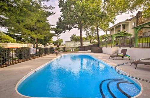 Downtown Branson House | Welcoming Downtown Branson Cottage with Pool Access!