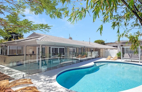 Burleigh Waters Apartment | Welcoming Studio with Pool Outlook