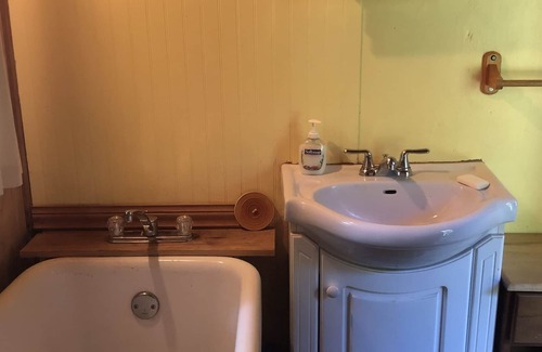 Hornby Island Cabin | Well-equipped Cedar Cabin close to beaches.