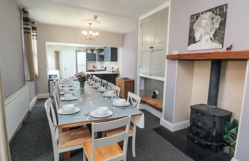 Bridlington Old Town House | WELLINGTON HOUSE, pet friendly, with hot tub in Bridlington