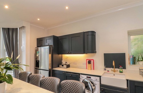 Bridlington Cottage | WELLINGTON LODGE, pet friendly, with hot tub in Bridlington