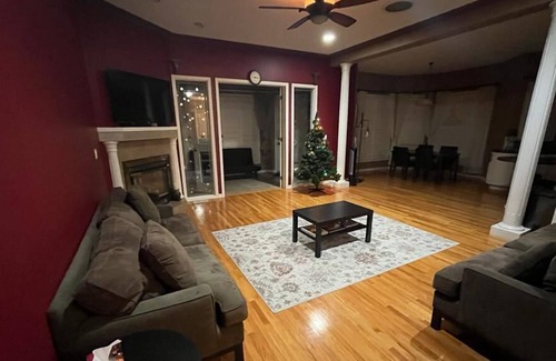 West Edmonton House | WEM: You had me at Heated Garage! - 2BR, 3Bath, Sleeps 7