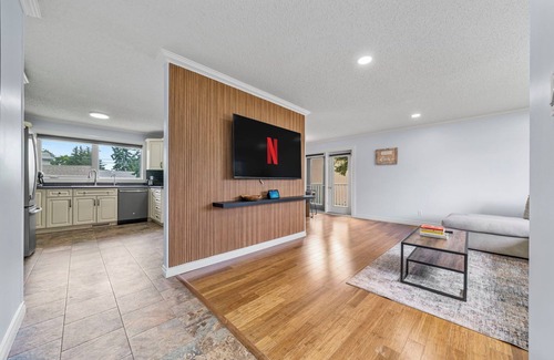 West Edmonton House | West End Gem – Sleep 6 -full house -Steps to WEM & Misericordia