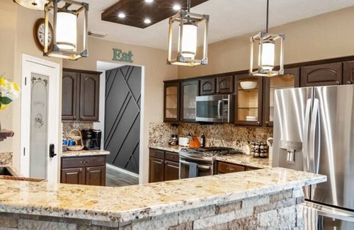 Alvin House | WF- Luxury 5BR w/Casita Pool Hot Tub Tiki Bar