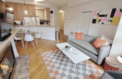 Capitol Hill House | Whimsical Cottage Eastern Market - Parking