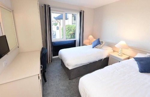Crosshaven Hotel | Whispering Pines