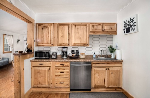 Luray Cabin | Whispering Woods ~ Deck Theatre ~ HotTub ~ Renovated Gem ~ 5 mins Walk to River