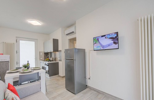 Castelnuovo del Garda Apartment | White Apartment with AC, Castelnuovo del Garda, Italy