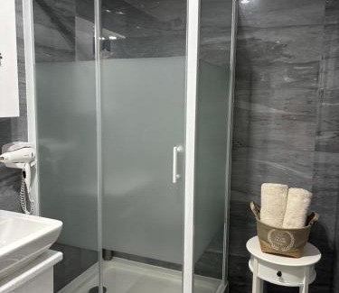 Ploiesti Apartment | White DeLuxe Apartment