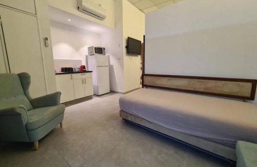 Nachlaot Apartment | White Elephant