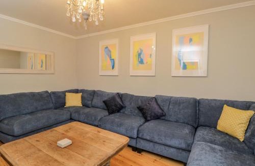 Whitchurch House | White Roses