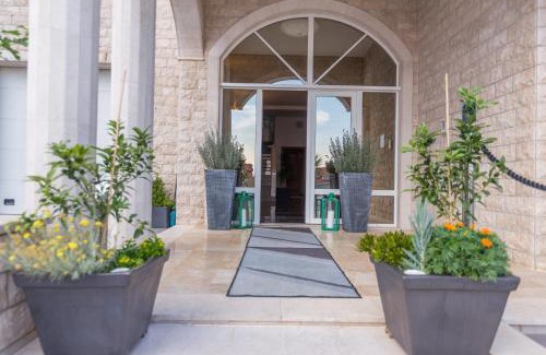 Promajna Bed & Breakfast | White Stone Villa