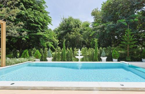 Chiang Mai Villa | White Wood Family Villa, 5 Kingbeds, 12 mins airport