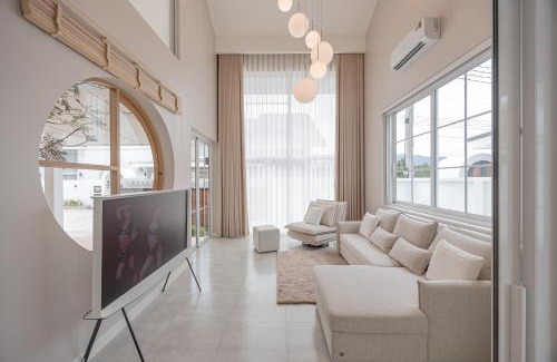 Chiang Mai Villa | White Wood Family Villa, 5 Kingbeds, 12 mins airport