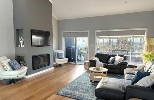 Kiama House | Whitecaps Beachhouse - Pet Friendly on Easts Beach - Book 3 nights, pay 2