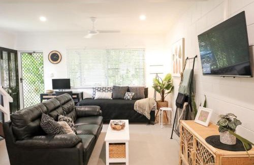 Cannonvale Apartment | Whitsunday Pandanus-Stylish 2 bedroom townhouse in quiet location