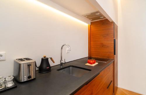 Alfama Apartment | WHome Lisbon Charm Walk to Graça Viewpoints