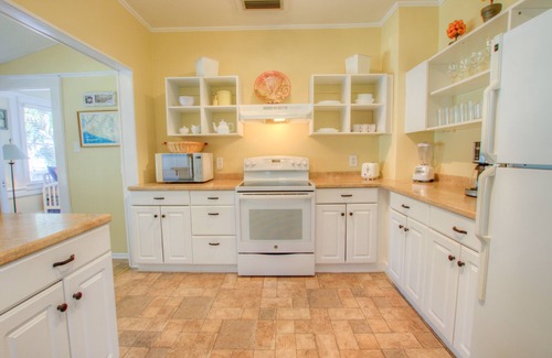 Downtown Historic District Cottage | “Wicked Easy” walk downtown - Enjoy 6 rms one house living - 16 Carrera St