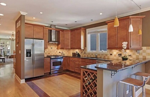 West Town House | Wicker Park Haven. 3-Levels. 12Beds.10min walk to Train. Rooftop+Spa Bath+Garage