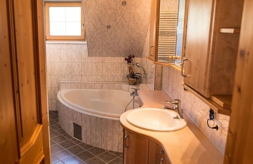 Unternberg Apartment | Wind, holiday home - holiday home, toilet and bath / shower separately,