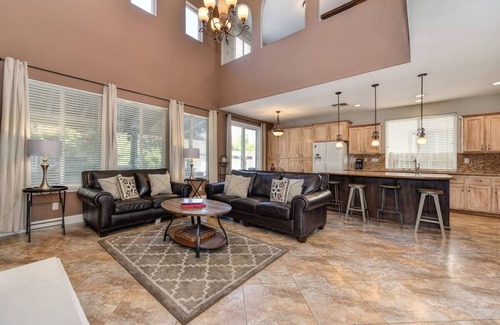 Westlake House | WIND HOUSE Luxury Next to Downtown OldTown Airport SleepTrain Arena Pool Sauna