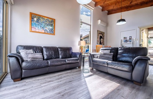 Freycinet Apartment | Wineglass - Quaint and comfortable.