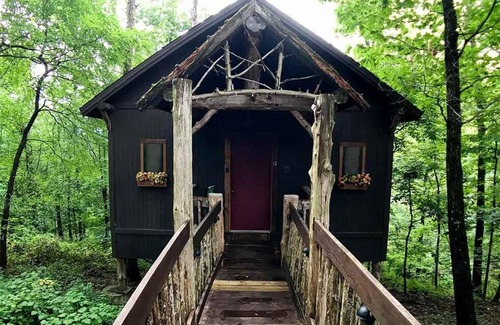Eureka Springs Apartment | Winery Chateau Treehouse #12/Oak Crest Cottages and Treehouse