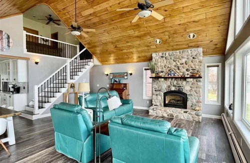 Big Bay House | Winter Escape on Big Bay, Lake Superior - 40 minutes to Marquette