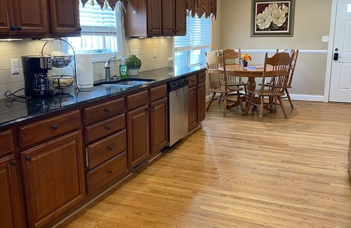 Pedlars Edge House | Wintergreen Ski & Golf resort-hiking trails-Hot tub-Pet-Friendly!