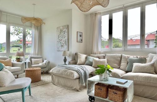 Prellezo House | Wishome-Casa con bonito jardín y piscina, ideal para familias, cerca de Comillas