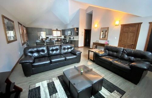 Valemount House | Wolf Den Cabin Rental - Dog Friendly!