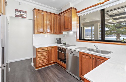 Bulli Apartment | Wonder 'n' Awe Lodge - 150m to Sandon Point Beach