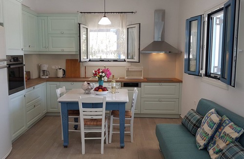 Naxos Town House | WONDERFUL 3 BED 2 BATH BUNGALOW WITH HOT TUB, CLOSE TO THE CITY AND THE BEACH