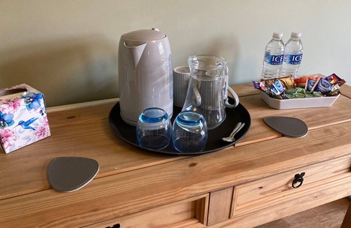 Holworth Apartment | Wonderful accommodation with double bedroom en-suite shower, lounge and WiFi