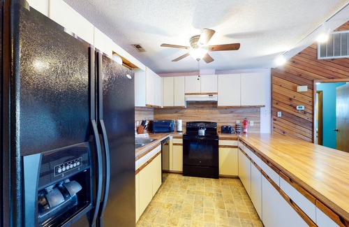 Sandbridge House | Wonderful dog-friendly home w/deck, W/D, large backyard, & A/C