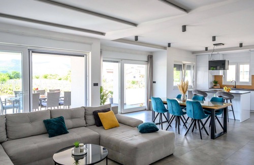 Donji Prolozac House | Wonderful private villa for 8 people with private pool, A/C, WIFI, TV, terrace and panoramic view