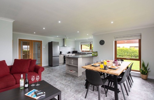 Drumnadrochit Villa | Wonderful private villa for 8 guests with WIFI, TV, pets allowed and panoramic view