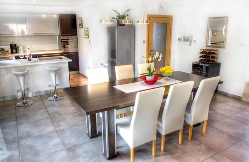 Pobri House | Wonderful villa for 10 guests with private pool, WIFI, A/C, hot tub, TV and patio