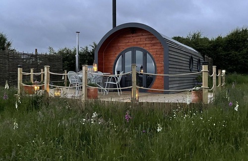 Cropredy House | Wonderful villa for 4 guests with hot tub, terrace and pets allowed