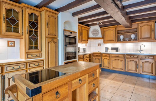 Bridgnorth House | Wonderful villa for 8 guests with hot tub, WIFI, terrace and pets allowed