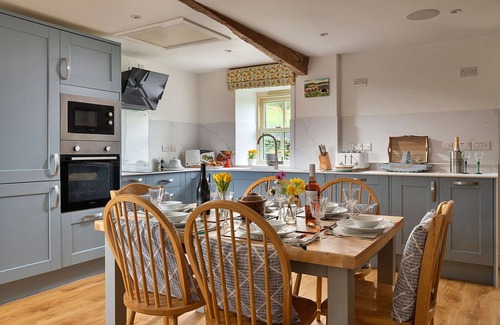 Llandrillo House | Wonderful villa for 6 guests with hot tub, WIFI, TV and terrace