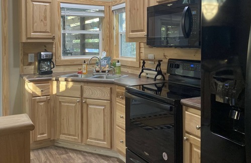 Pottsboro Cabin | Wooded Wonderland on Lake Texoma-Black Cabin