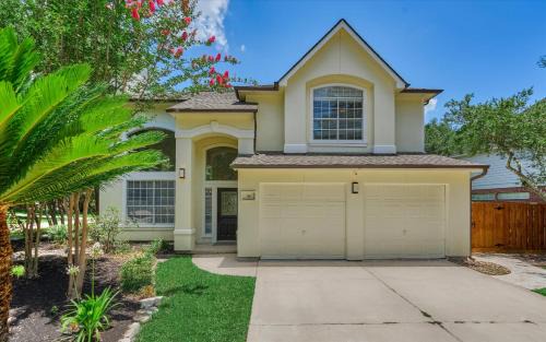 The Woodlands House | Woodlands Contemporary 4BR3Bath with heated Pool and Spa