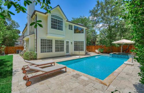 The Woodlands House | Woodlands Contemporary 4BR3Bath with heated Pool and Spa
