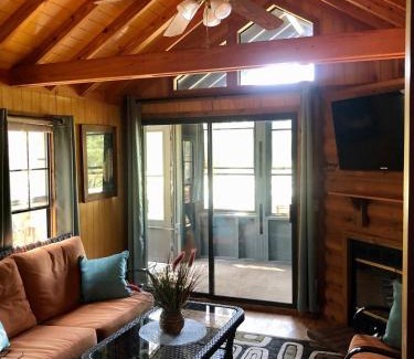 Kingsley House | Woodsy and Private- Rustic Cabin